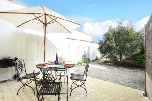 Ile de Ré:206 l'ÉcoliÈre - maison de village rénovée en deux parties