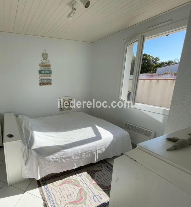 Photo 7 : CHAMBRE d'une maison située à Saint-Martin-de-Ré, île de Ré.