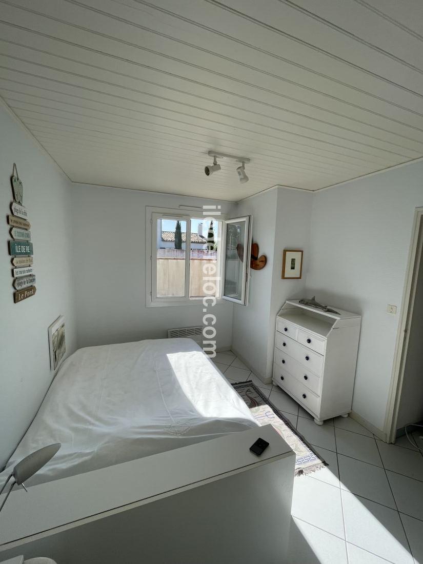 Photo 5 : CHAMBRE d'une maison située à Saint-Martin-de-Ré, île de Ré.