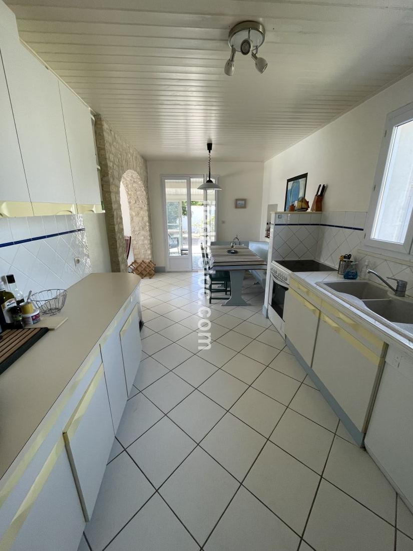 Photo 10 : CUISINE d'une maison située à Saint-Martin-de-Ré, île de Ré.