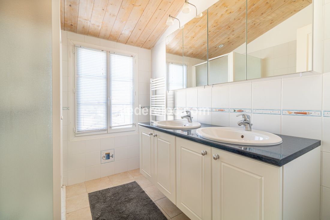 Photo 18 : SALLEDEBAIN d'une maison située à La Couarde-sur-mer, île de Ré.