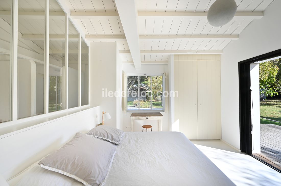 Photo 18 : CHAMBRE d'une maison située à Saint-Clément-des-Baleines, île de Ré.