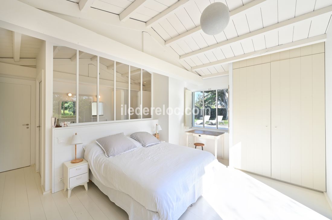 Photo 17 : CHAMBRE d'une maison située à Saint-Clément-des-Baleines, île de Ré.