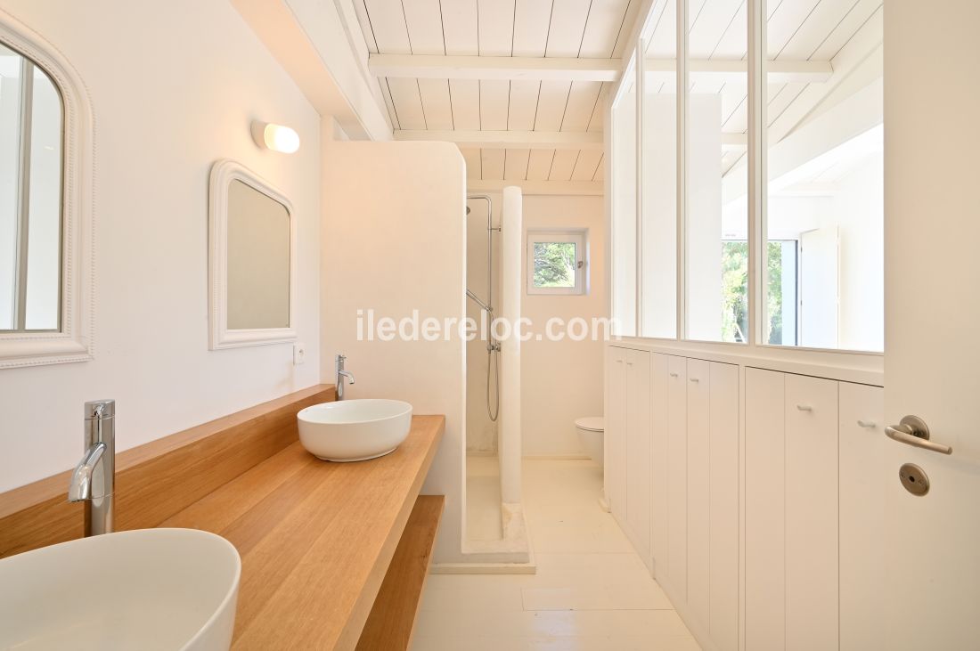 Photo 19 : SALLEDEBAIN d'une maison située à Saint-Clément-des-Baleines, île de Ré.