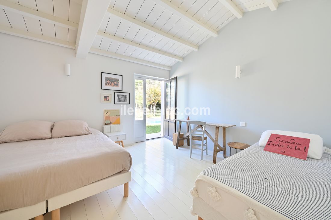 Photo 21 : CHAMBRE d'une maison située à Saint-Clément-des-Baleines, île de Ré.