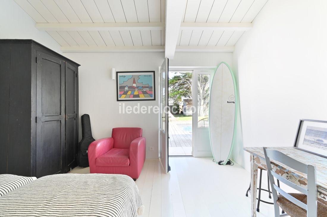 Photo 22 : CHAMBRE d'une maison située à Saint-Clément-des-Baleines, île de Ré.