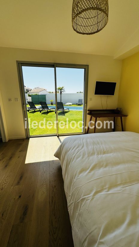 Photo 26 : CHAMBRE d'une maison située à Sainte-Marie-de-Ré, île de Ré.