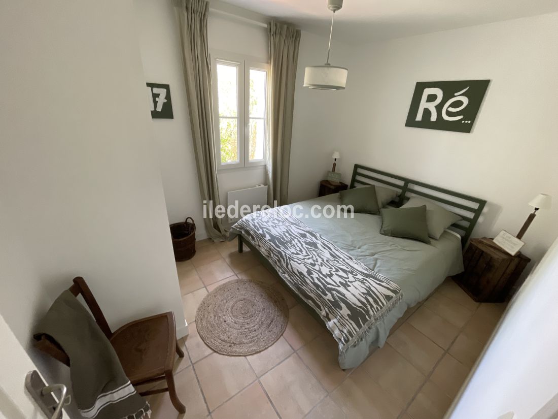 Photo 36 : CHAMBRE d'une maison située à La Couarde-sur-mer, île de Ré.