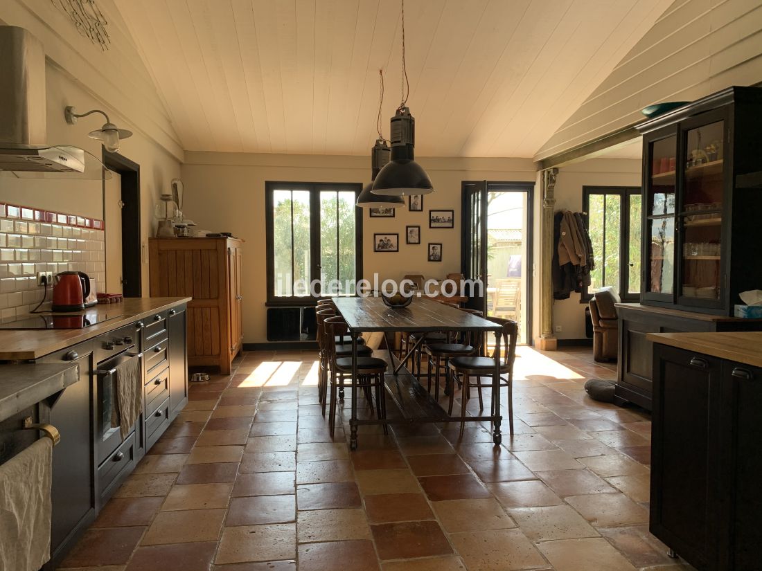 Photo 5 : CUISINE d'une maison située à Le Bois-Plage-en-Ré, île de Ré.