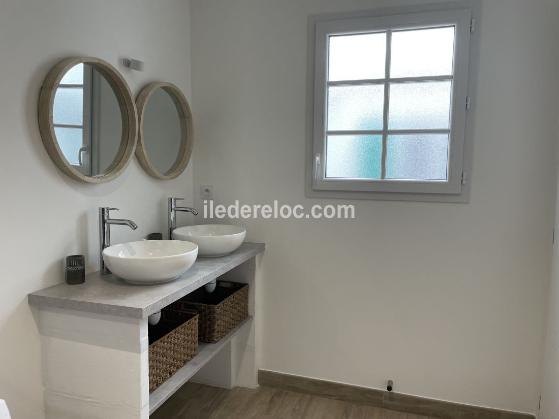 Photo 26 : SALLEDEBAIN d'une maison située à Loix, île de Ré.