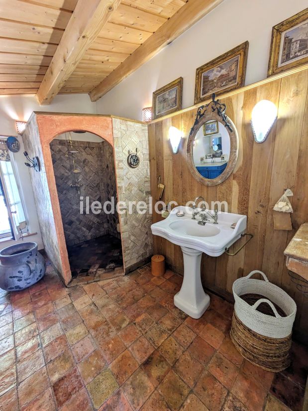 Photo 27 : SALLEDEBAIN d'une maison située à Rivedoux-Plage, île de Ré.