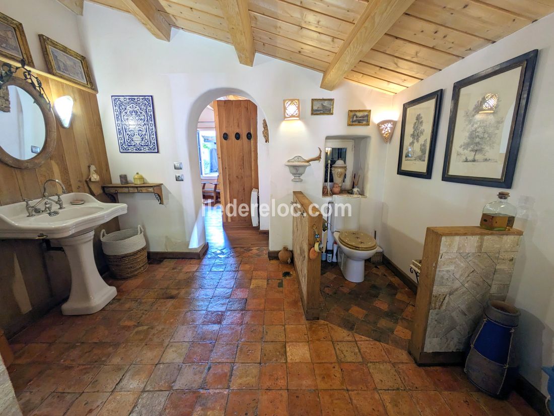 Photo 26 : SALLEDEBAIN d'une maison située à Rivedoux-Plage, île de Ré.