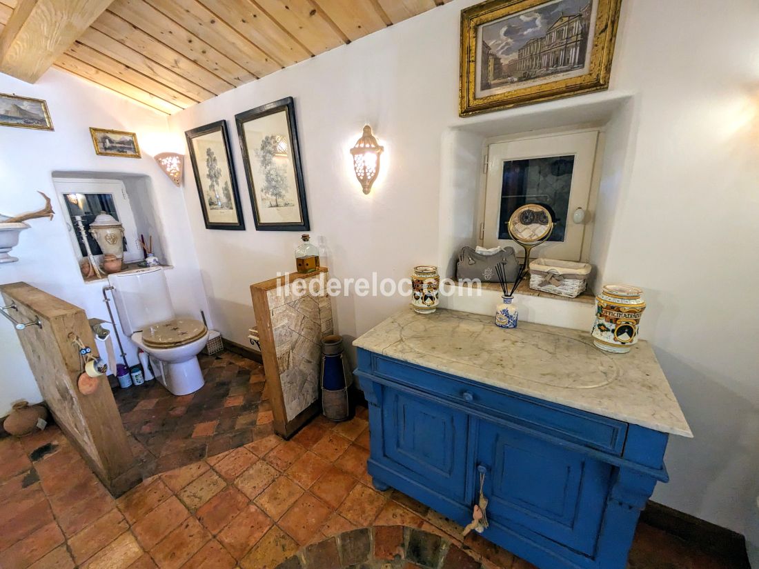 Photo 28 : SALLEDEBAIN d'une maison située à Rivedoux-Plage, île de Ré.