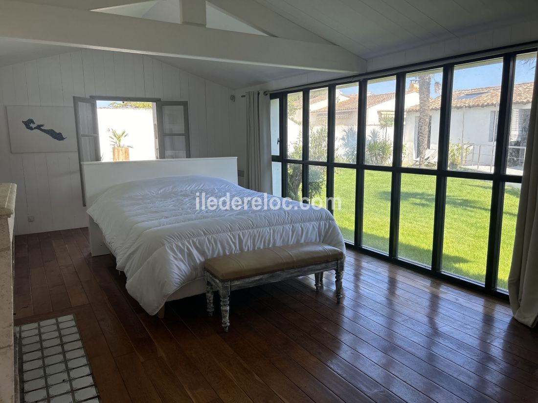 Photo 26 : CHAMBRE d'une maison située à Ars en Ré, île de Ré.