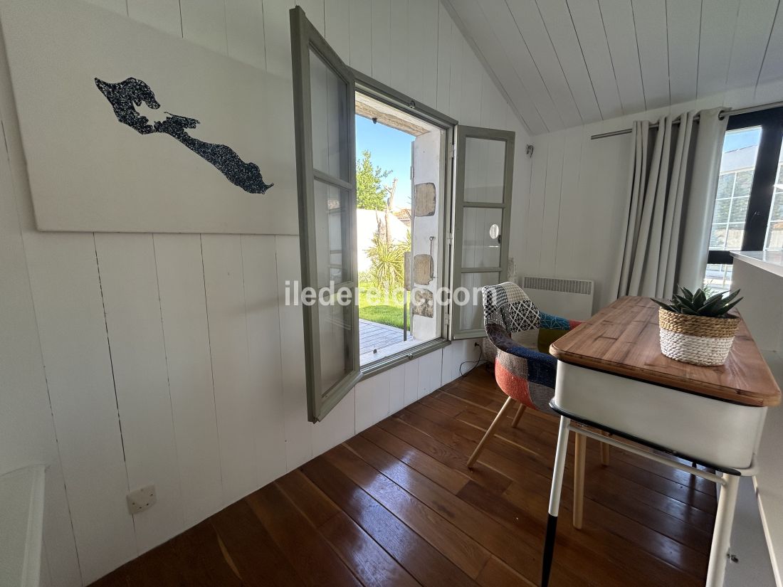 Photo 28 : CHAMBRE d'une maison située à Ars en Ré, île de Ré.