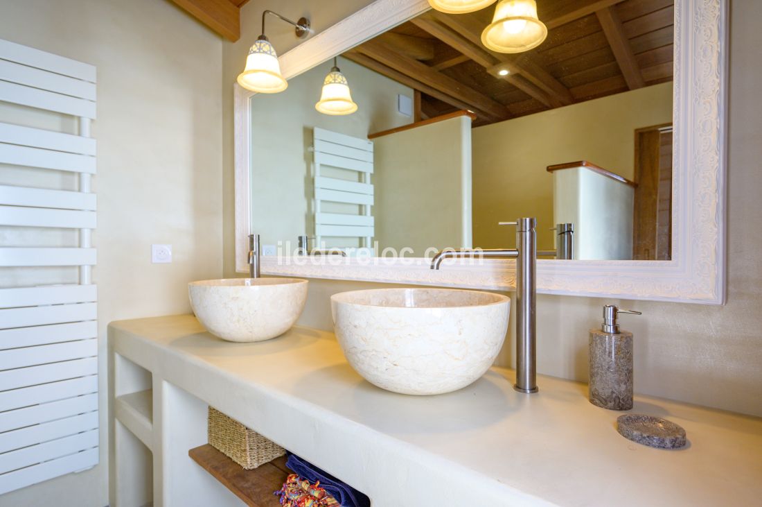 Photo 28 : SALLEDEBAIN d'une maison située à Sainte-Marie-de-Ré, île de Ré.