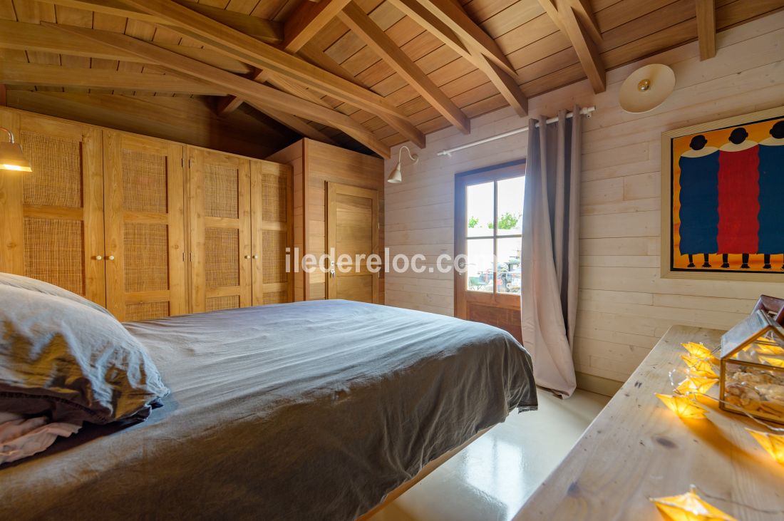 Photo 33 : CHAMBRE d'une maison située à Sainte-Marie-de-Ré, île de Ré.