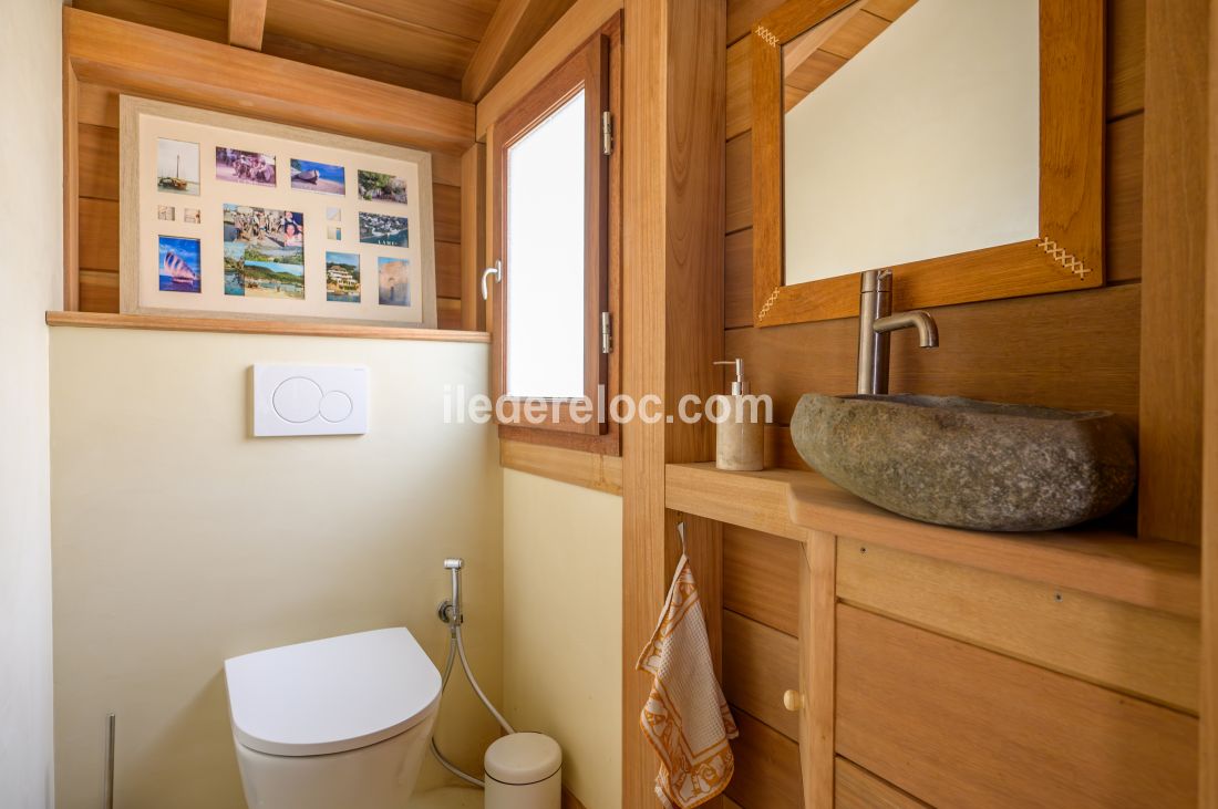 Photo 37 : WC d'une maison située à Sainte-Marie-de-Ré, île de Ré.