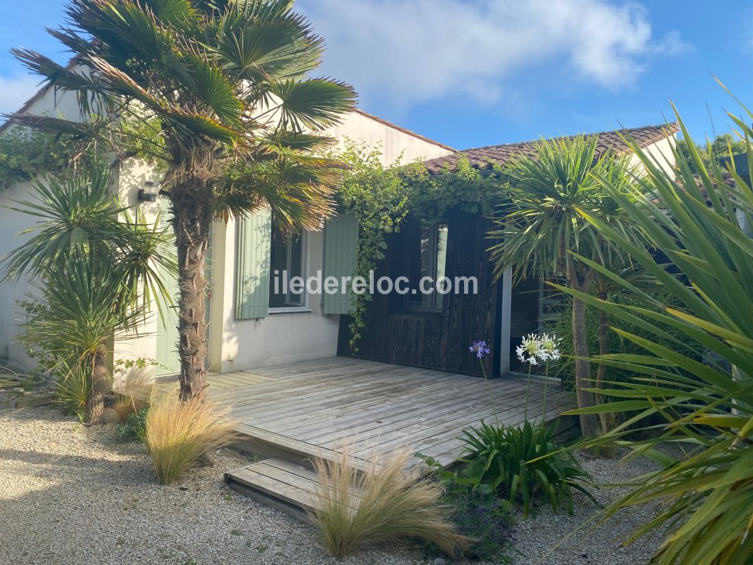 Photo 9 : TERRASSE d'une maison située à Loix, île de Ré.