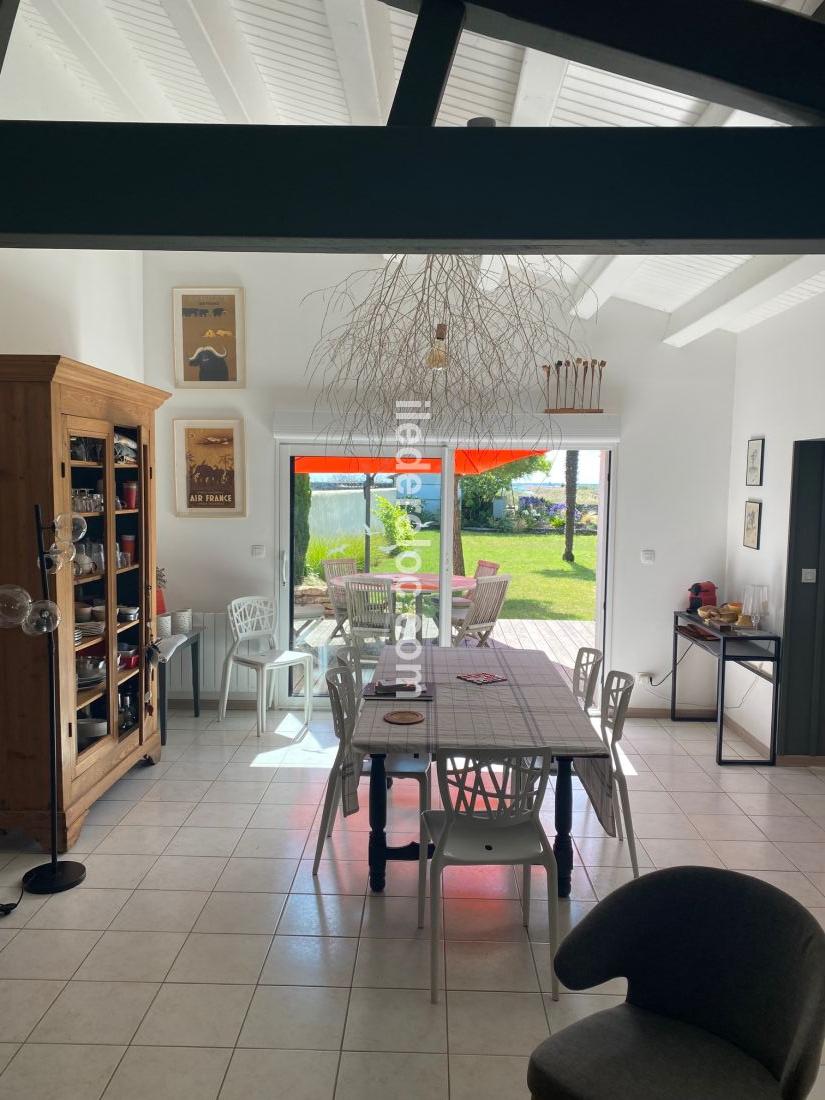 Photo 48 : TERRASSE d'une maison située à Loix, île de Ré.