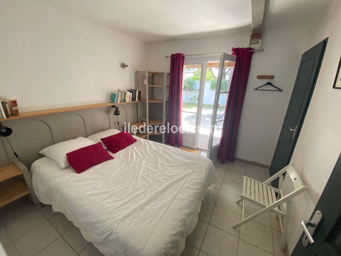 Photo 33 : CHAMBRE d'une maison située à Loix, île de Ré.