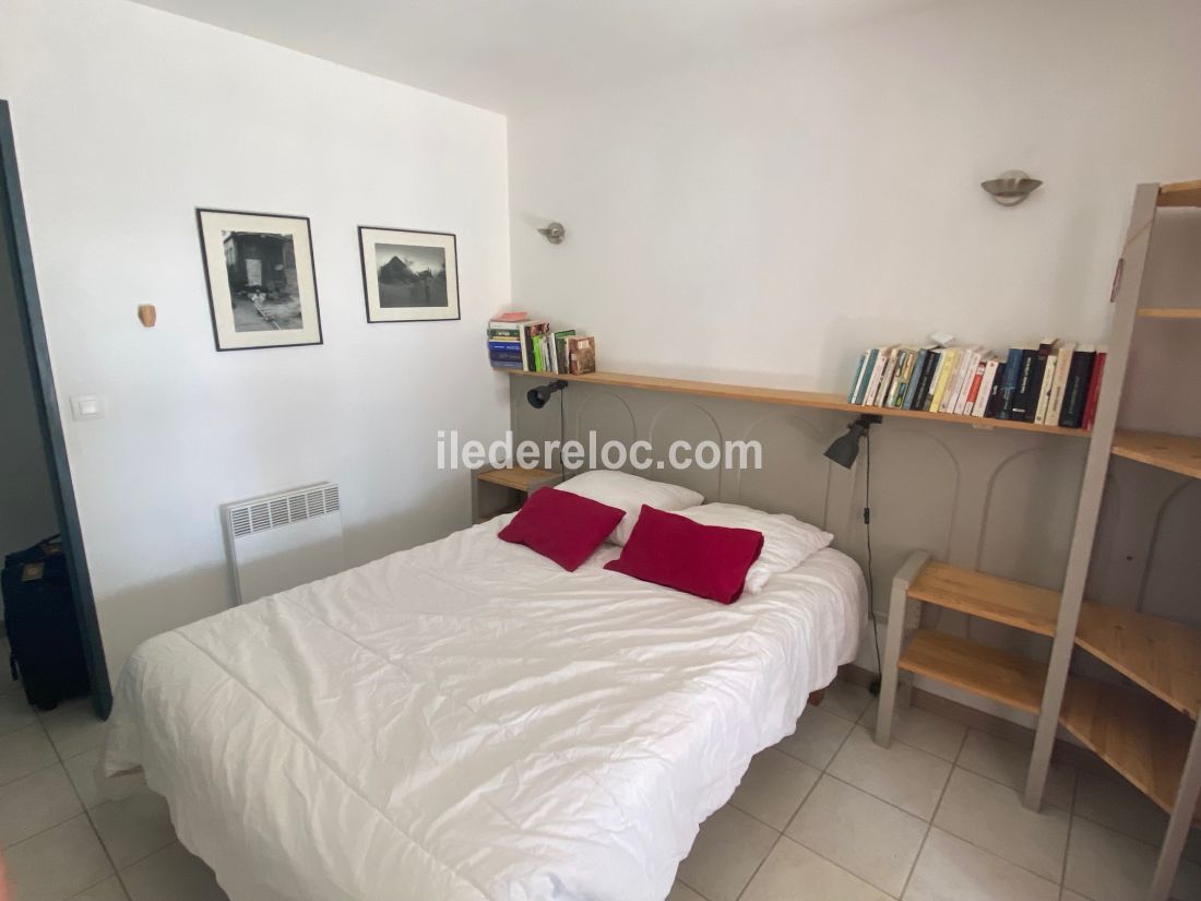 Photo 29 : CHAMBRE d'une maison située à Loix, île de Ré.