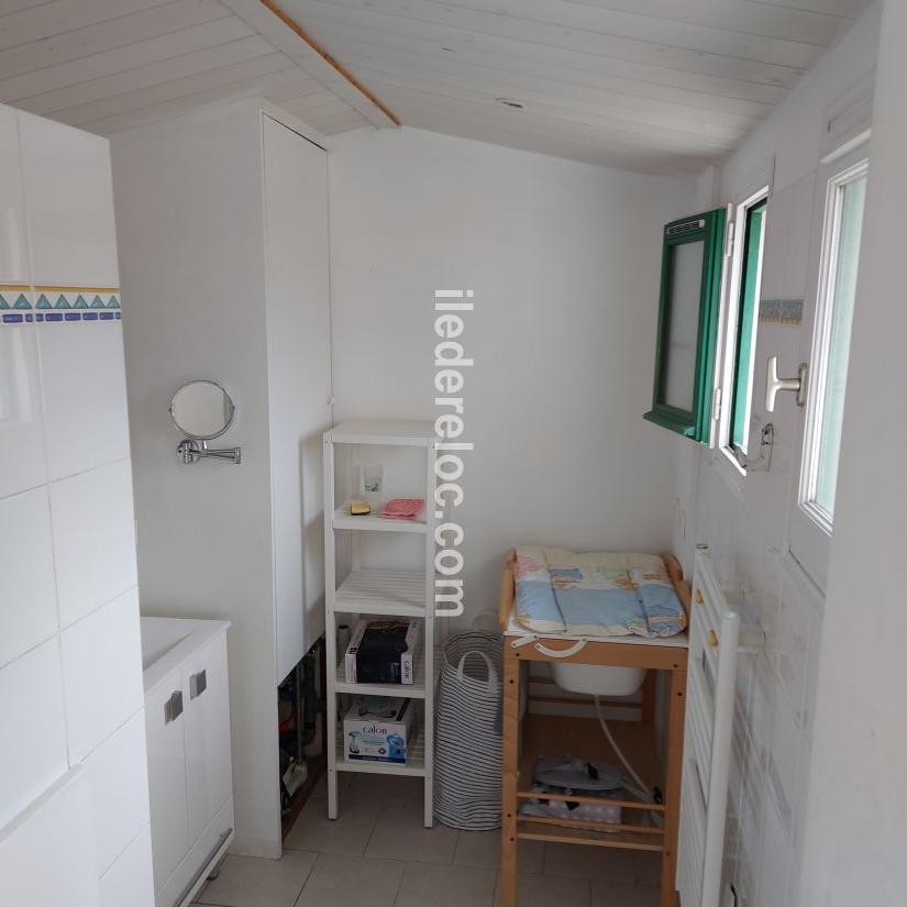 Photo 7 : SALLEDEBAIN d'une maison située à La Couarde-sur-mer, île de Ré.