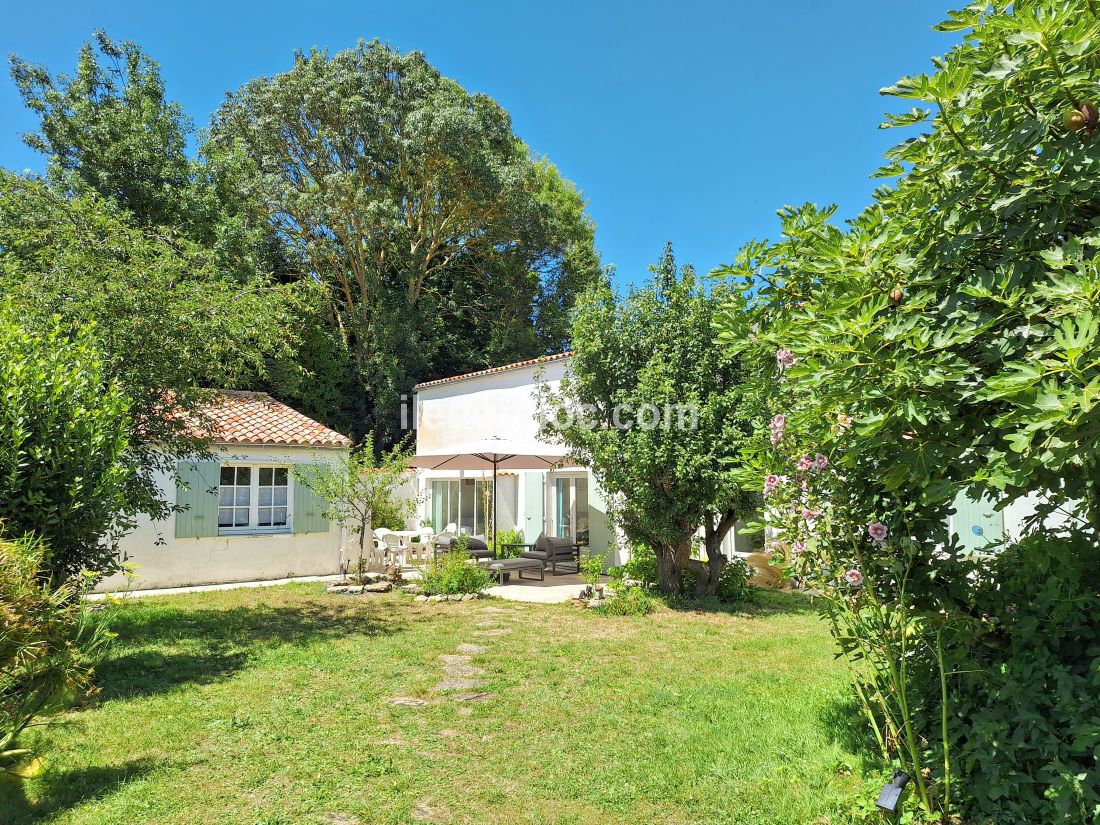 Photo 1 : EXTERIEUR d'une maison située à Les Portes-en-Ré, île de Ré.