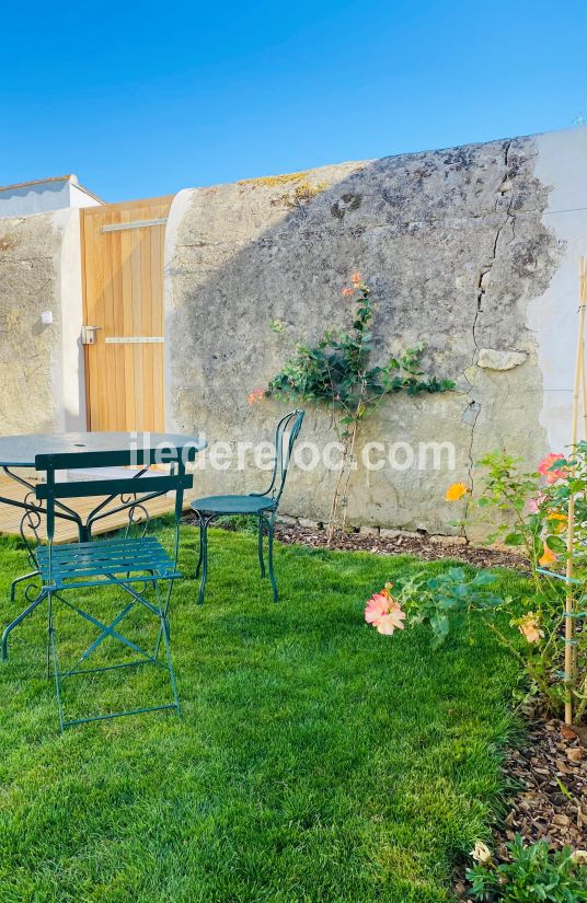 Photo 4 : JARDIN d'une maison située à Loix, île de Ré.