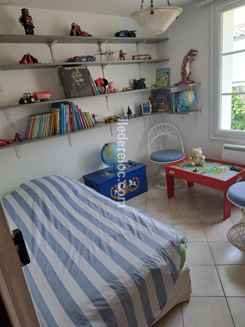 Photo 8 : CHAMBRE d'une maison située à Loix, île de Ré.