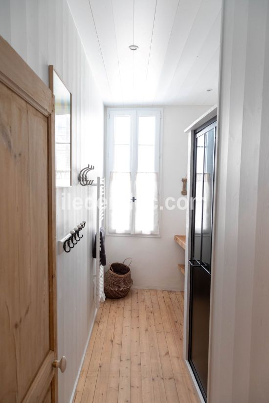 Photo 32 : SALLEDEBAIN d'une maison située à La Couarde-sur-mer, île de Ré.