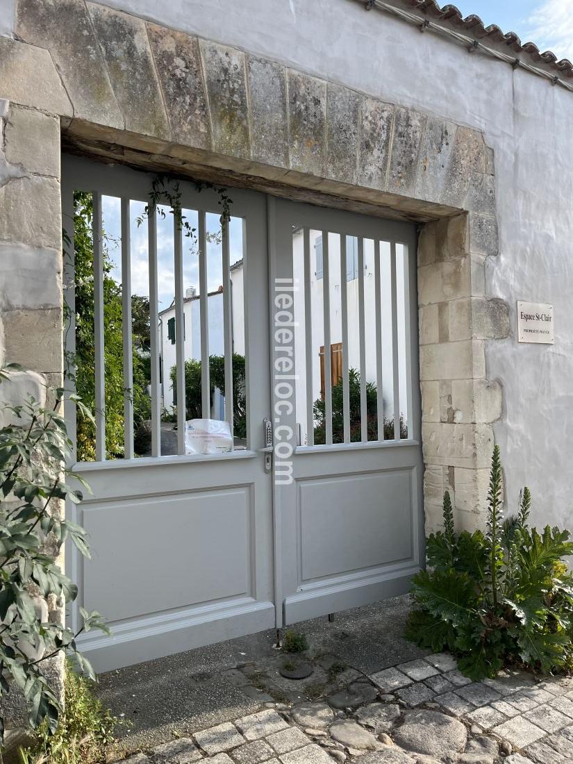 Photo 12 : ENTREE d'une maison située à Saint-Martin-de-Ré, île de Ré.