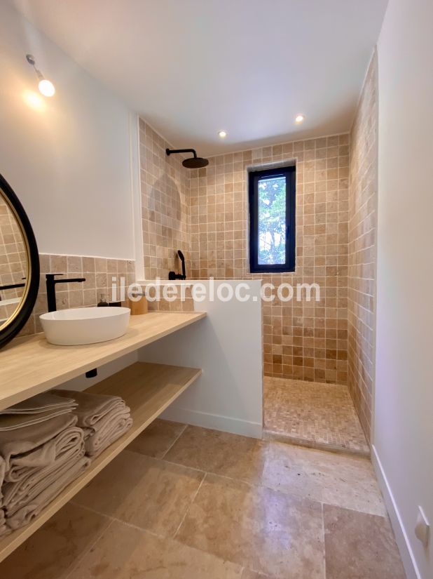 Photo 19 : SALLEDEBAIN d'une maison située à Les Portes-en-Ré, île de Ré.