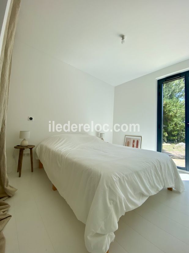 Photo 15 : CHAMBRE d'une maison située à Les Portes-en-Ré, île de Ré.