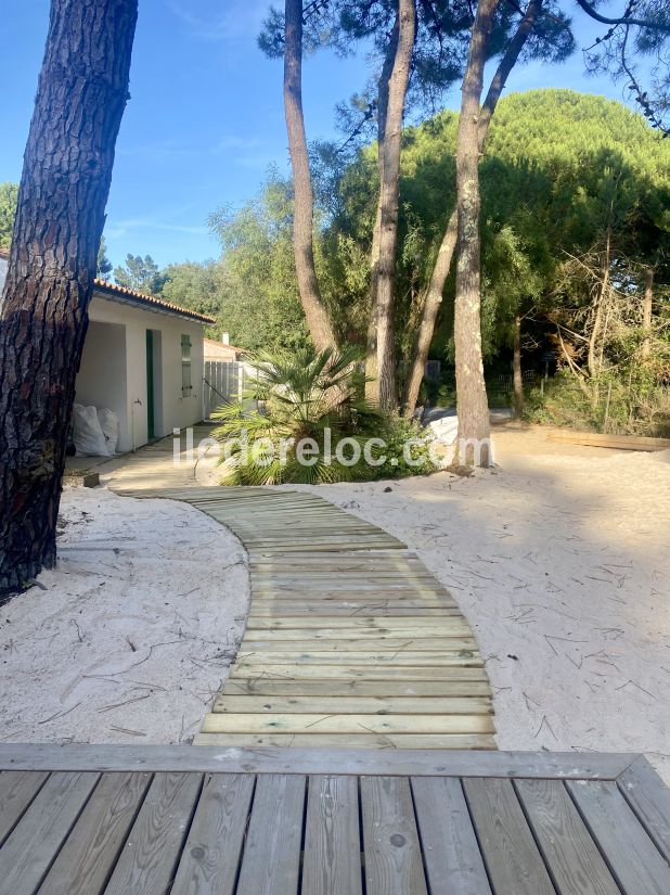 Photo 2 : EXTERIEUR d'une maison située à Les Portes-en-Ré, île de Ré.