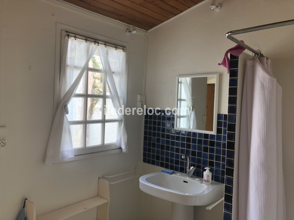 Photo 17 : SALLEDEBAIN d'une maison située à Loix, île de Ré.