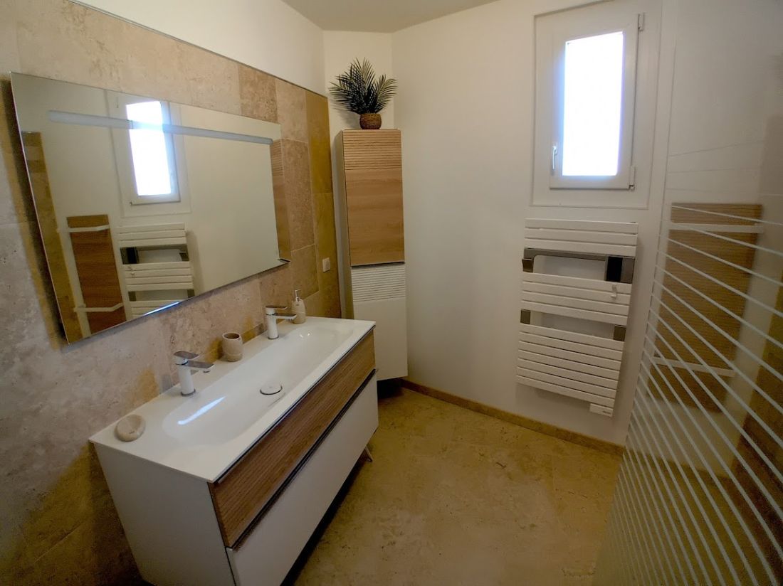 Photo 24 : SALLEDEBAIN d'une maison située à Saint-Martin-de-Ré, île de Ré.