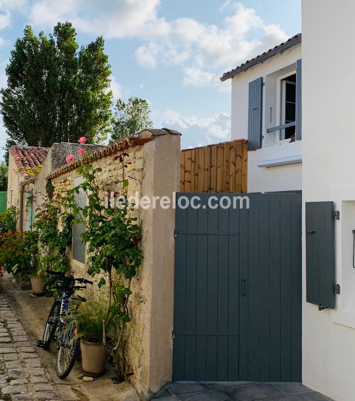 Photo 2 : EXTERIEUR d'une maison située à Ars en Ré, île de Ré.