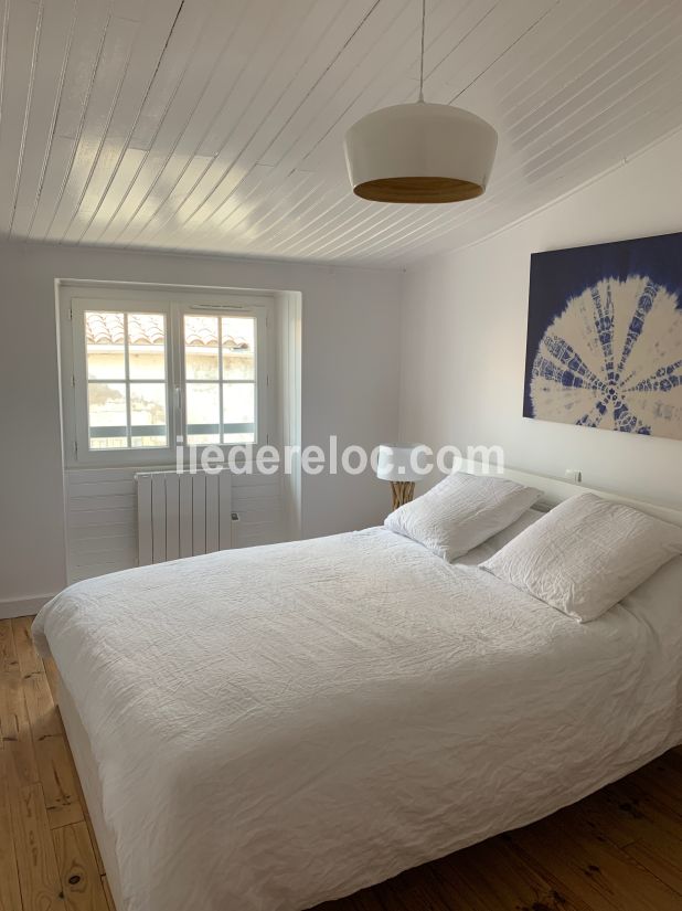 Photo 19 : CHAMBRE d'une maison située à Ars en Ré, île de Ré.