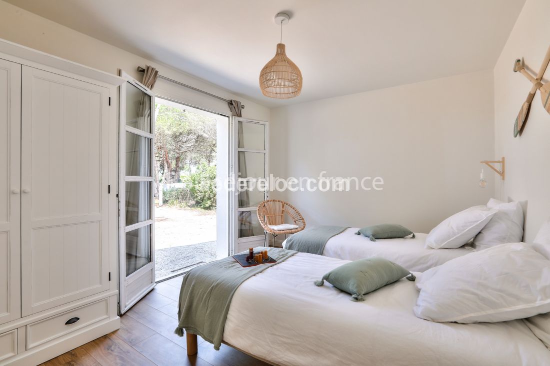 Photo 15 : CHAMBRE d'une maison située à Les Portes-en-Ré, île de Ré.