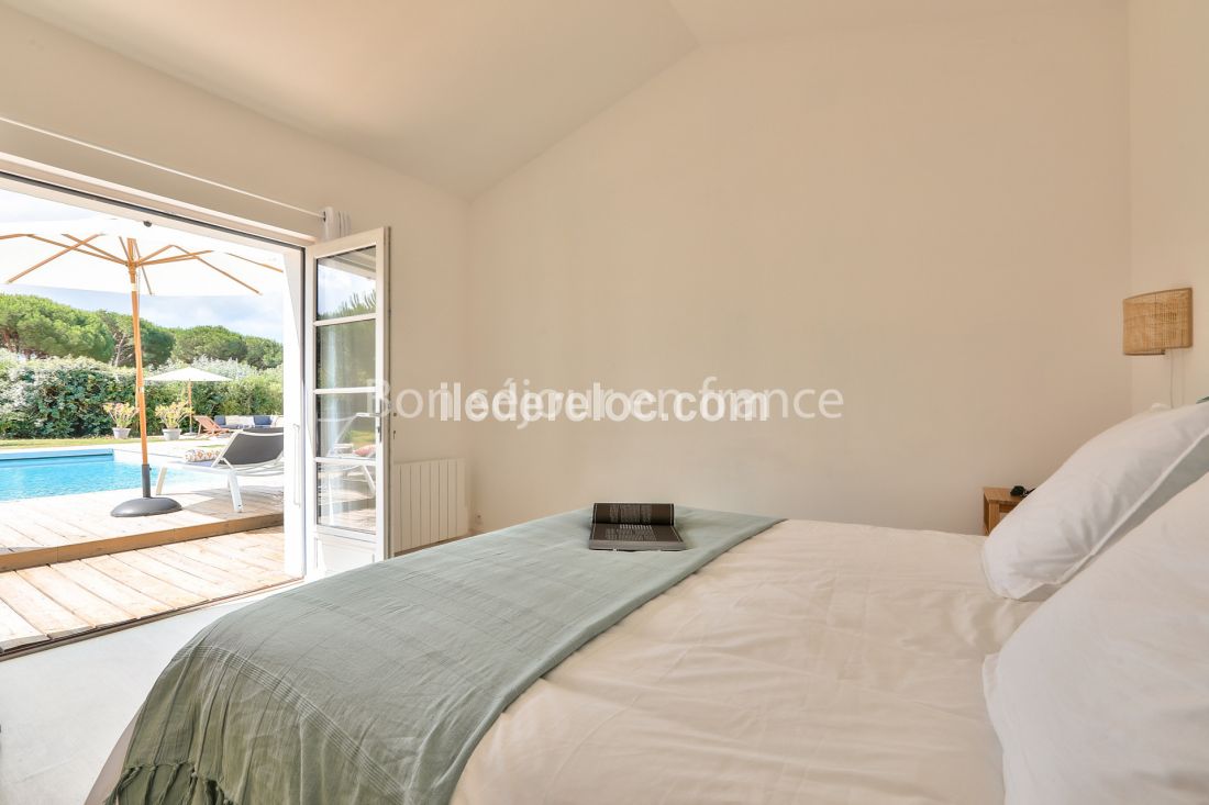 Photo 12 : CHAMBRE d'une maison située à Les Portes-en-Ré, île de Ré.