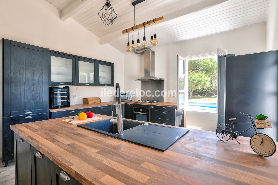 Photo 8 : CUISINE d'une maison située à Les Portes-en-Ré, île de Ré.