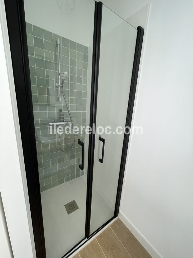 Photo 12 : SALLEDEBAIN d'une maison située à La Couarde-sur-mer, île de Ré.