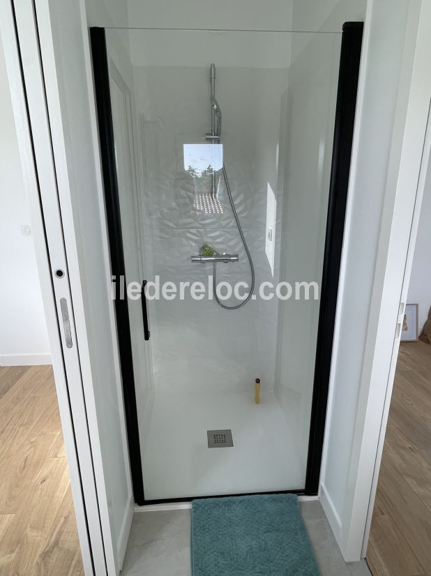 Photo 8 : SALLEDEBAIN d'une maison située à La Couarde-sur-mer, île de Ré.