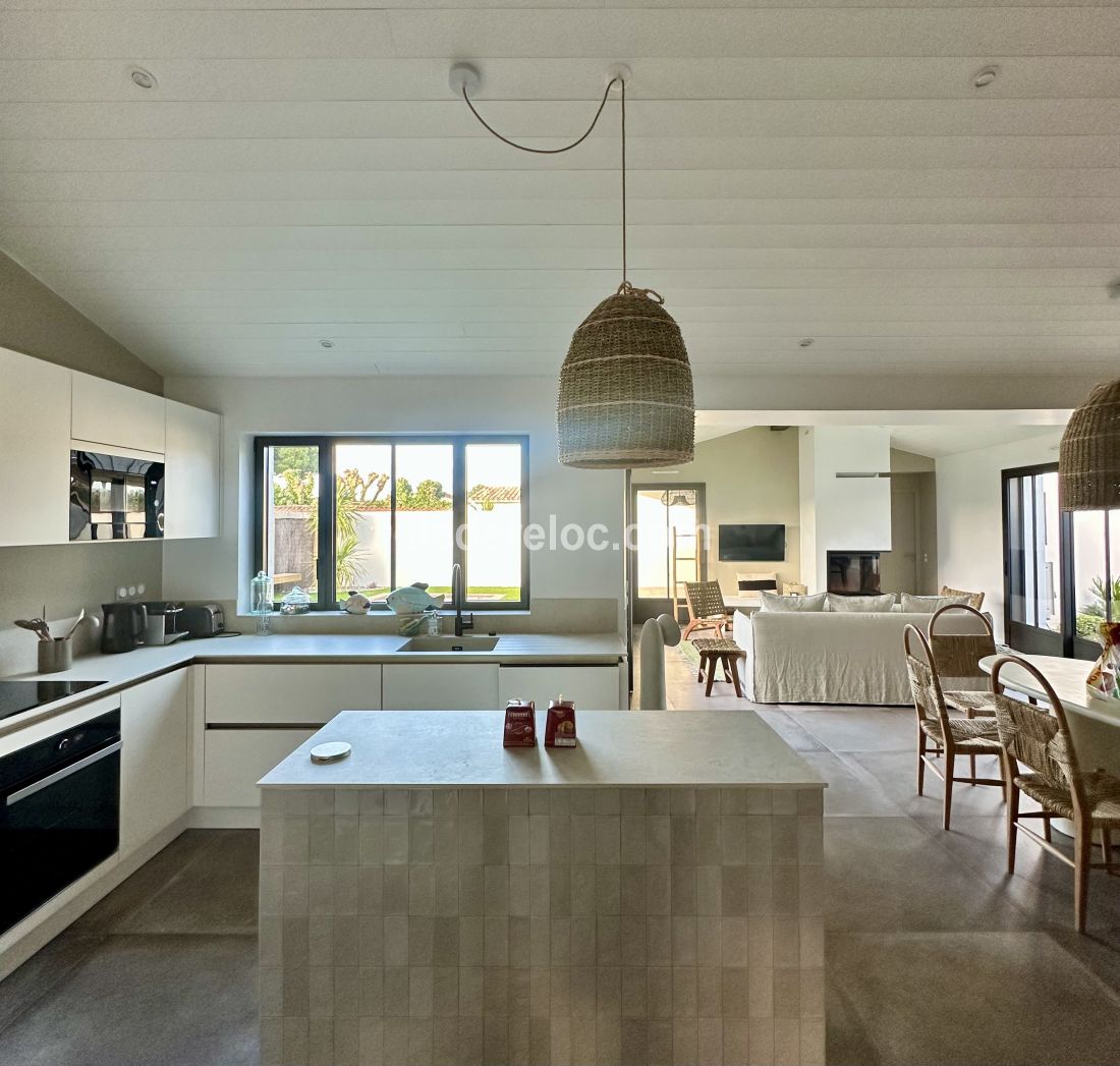 Photo 16 : CUISINE d'une maison située à Le Bois-Plage-en-Ré, île de Ré.