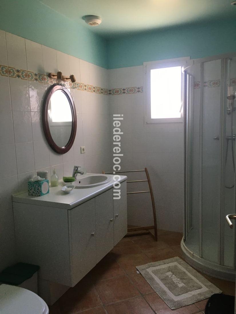 Photo 38 : SALLEDEBAIN d'une maison située à Le Bois-Plage-en-Ré, île de Ré.