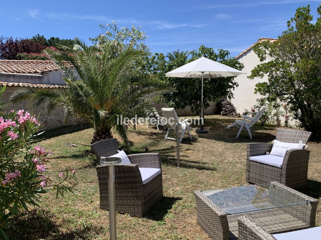 Photo 10 : JARDIN d'une maison située à Le Bois-Plage-en-Ré, île de Ré.