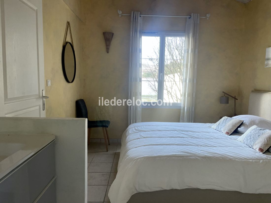 Photo 21 : CHAMBRE d'une maison située à La Couarde-sur-mer, île de Ré.