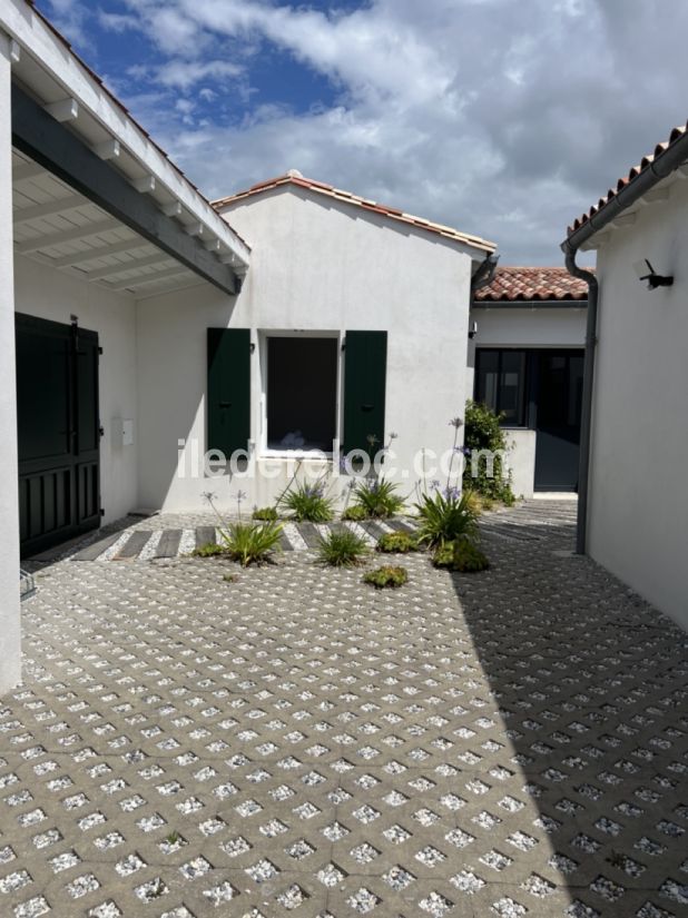 Photo 34 : TERRASSE d'une maison située à Le Bois-Plage-en-Ré, île de Ré.