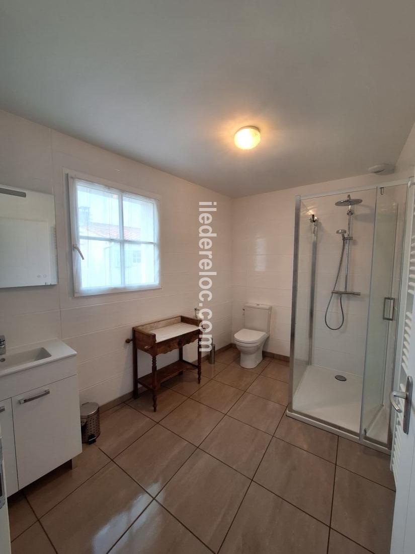 Photo 11 : SALLEDEBAIN d'une maison située à Le Bois-Plage-en-Ré, île de Ré.